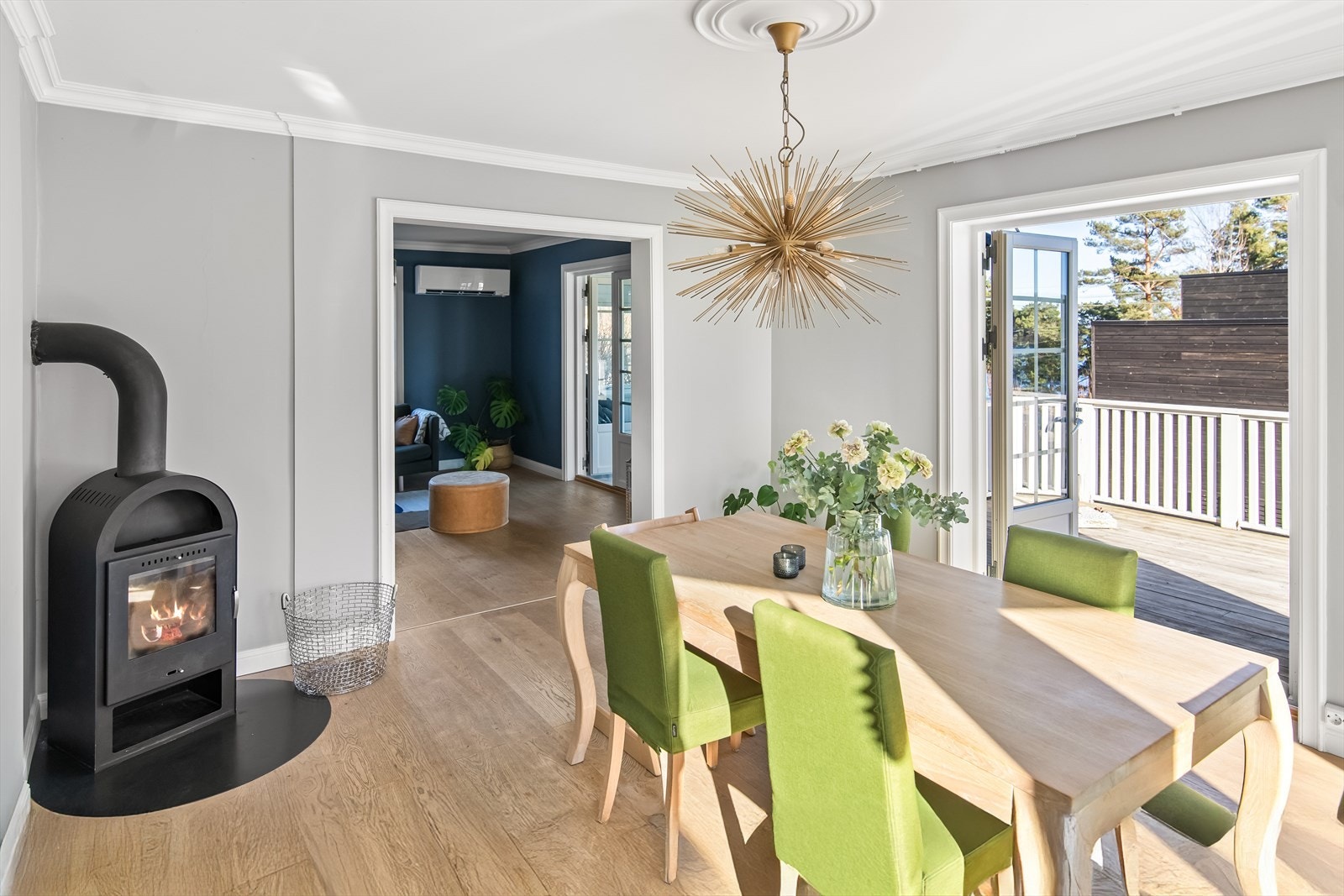 Her er også en vedovn fint plassert som bidrar til den gode og lune innetemperaturen. Fra spisestuen er det også doble dører ut til stort terrasseareal. Galleribilde