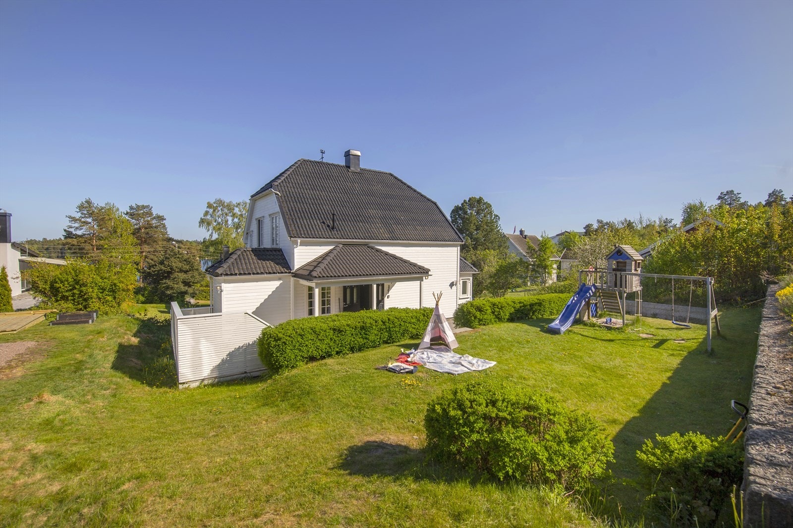 Flat og solrik hage med plass til bl.a. huske, fotballmål etc. Galleribilde