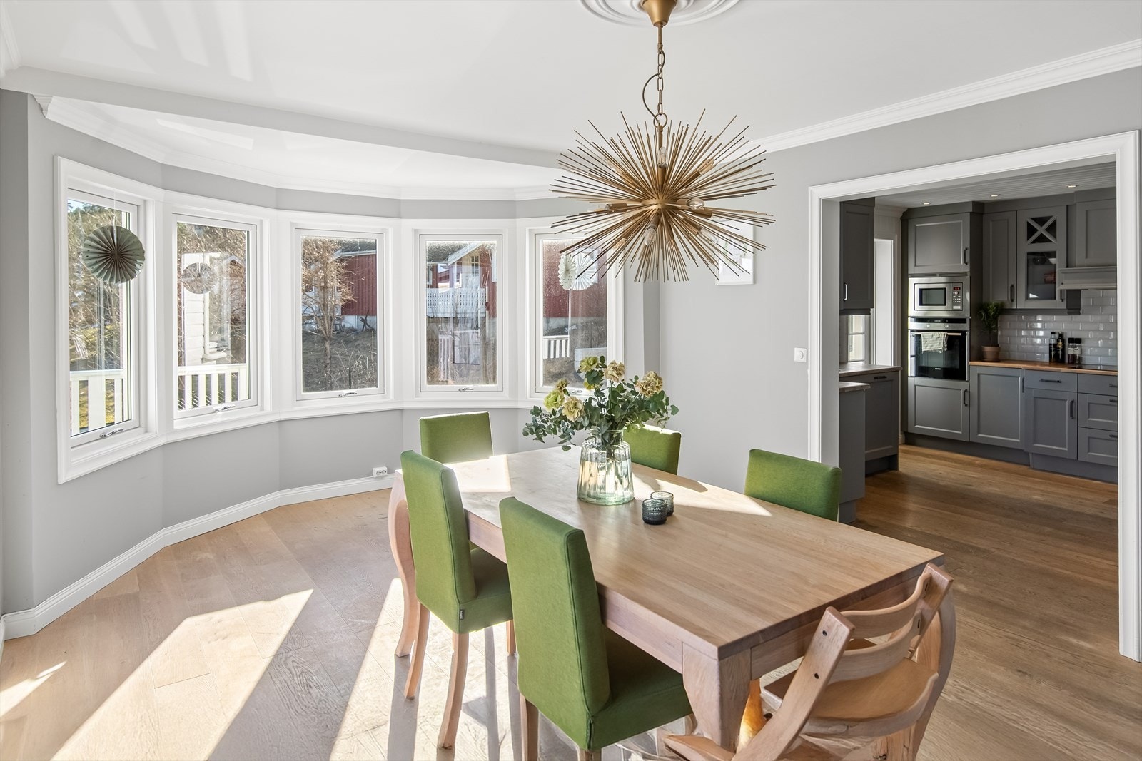 Spisestuen har en særpreget utforming som gir et meget godt inntrykk og godt med naturlig lys. Galleribilde