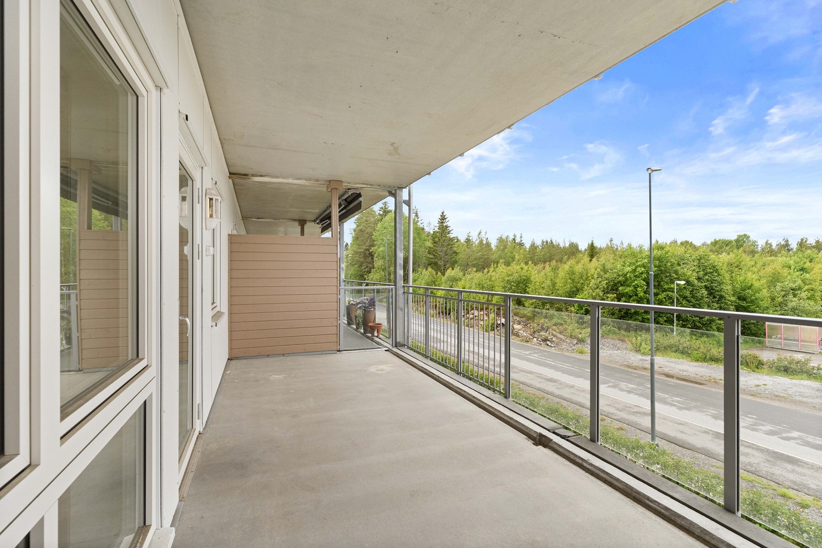 Fra stuen er det utgang til en romslig og flott veranda. Galleribilde