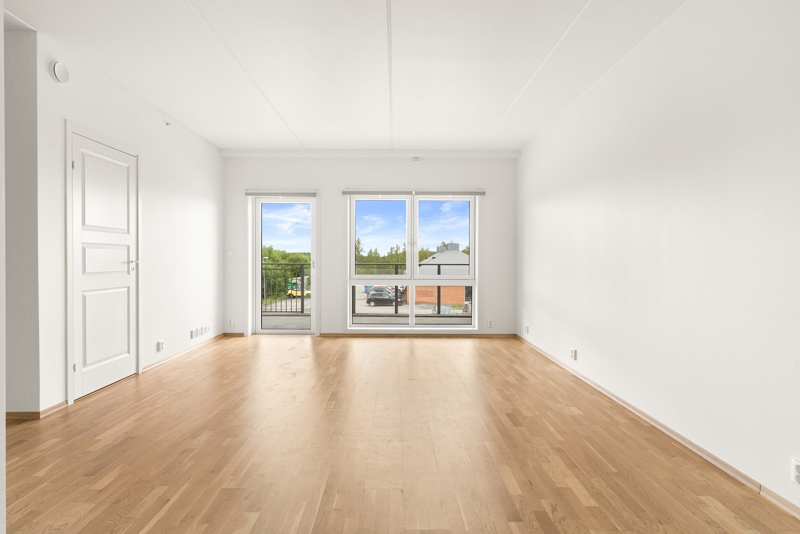 Lys og luftig stue med store vinduer som gir rikelig med dagslys. Galleribilde