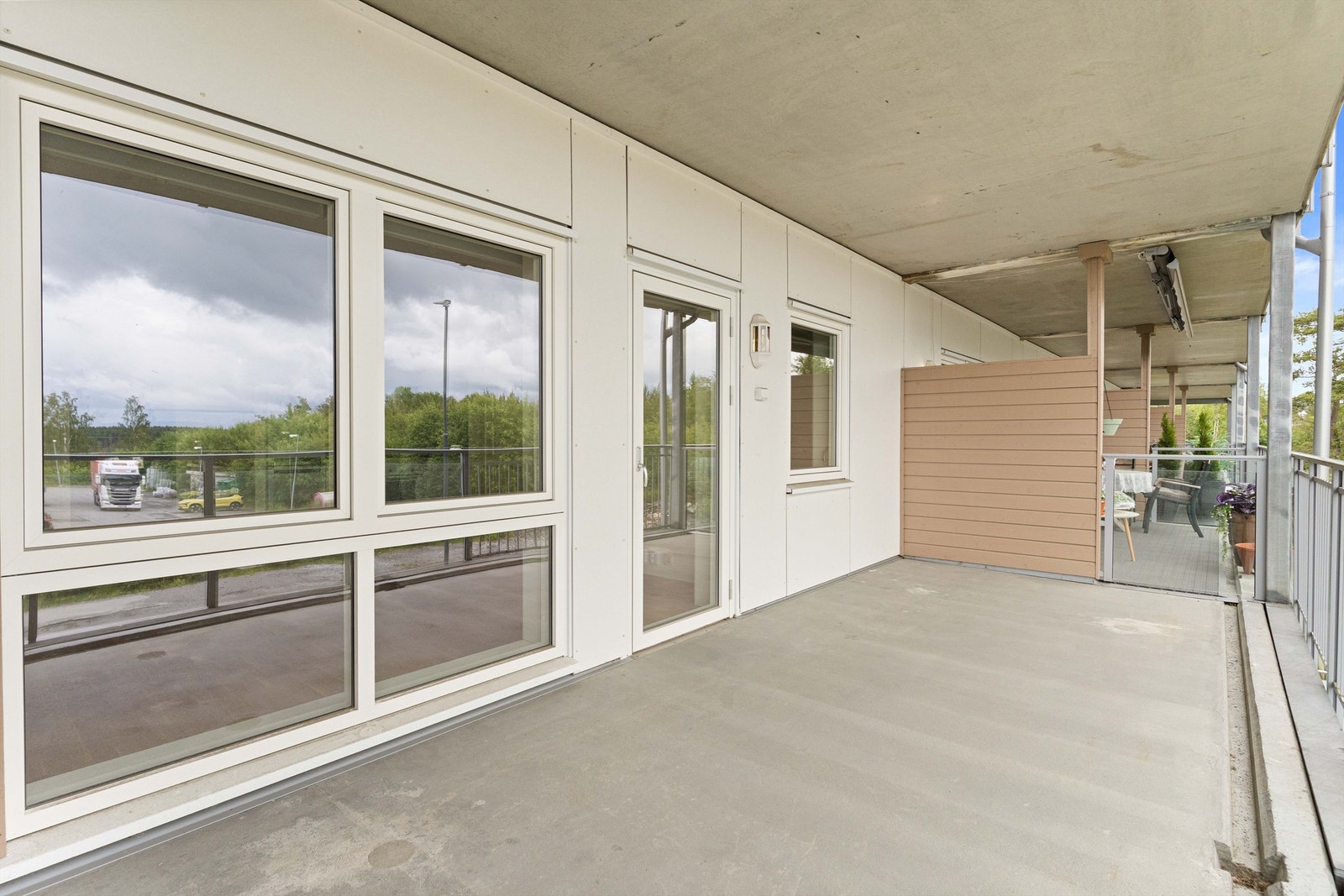 Verandaen måler 18 kvm og gir god plass til utemøbler og hygge. Galleribilde