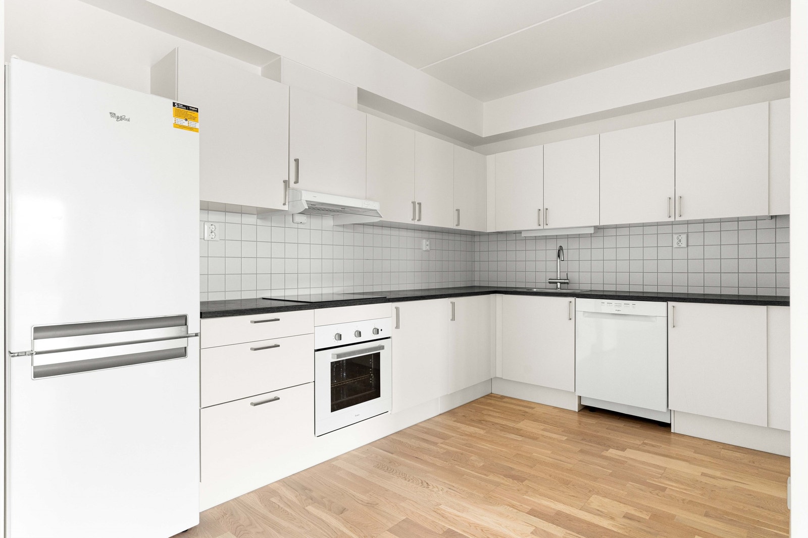 Hvitevarene som medfølger: Oppvaskmaskin, kjøleskap, koketopp og komfyr. Galleribilde