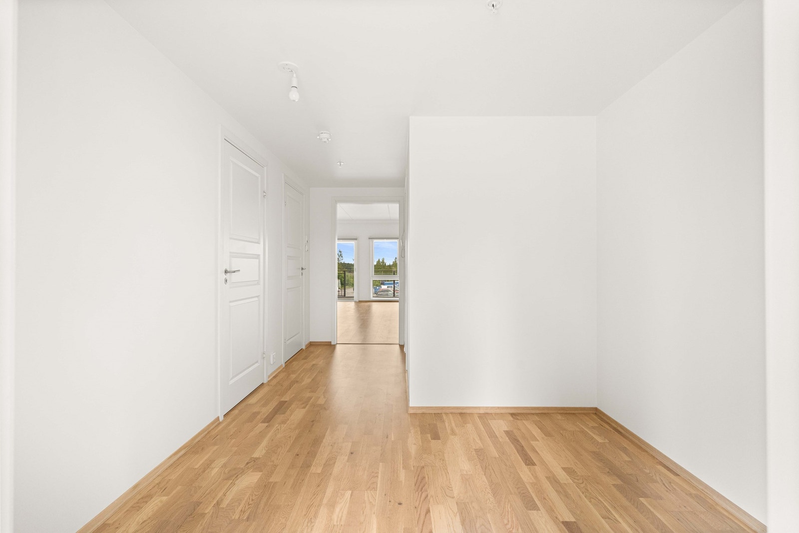 Entreen gir et godt førsteinntrykk. Her er det god plass for oppbevaring av yttertøy. Galleribilde