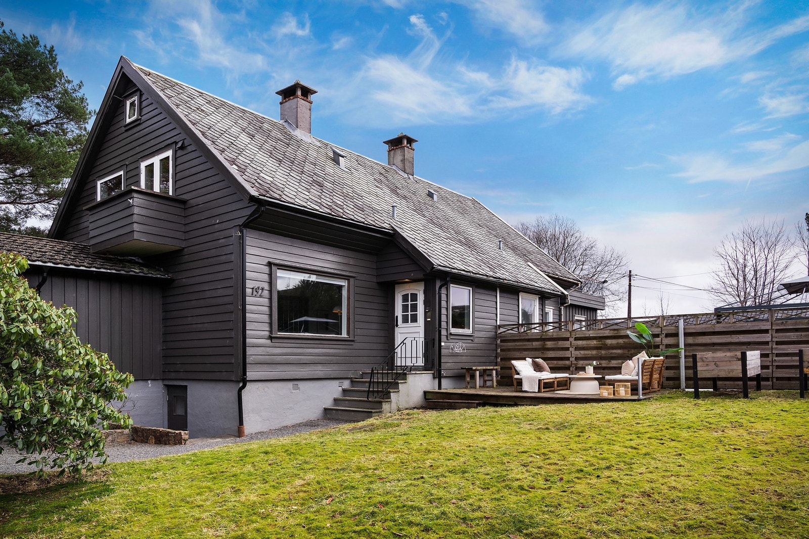 Legg merke til den store grønne hagen og beplantningen rundt som gjør at du ligger svært skjermet til i sommerhalvåret Galleribilde