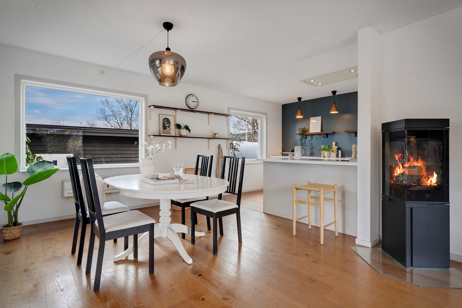 Stort stueareal delt inn i to soner videre mot åpen kjøkkenløsning Galleribilde