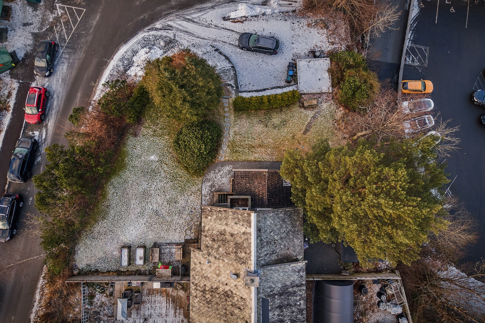 Overblikksbilde sett mot boligens parkering Galleribilde