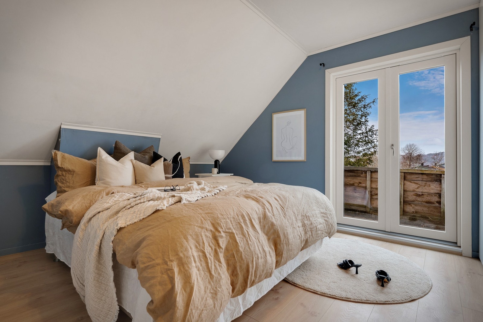 Hovedsoverommet er av god størrelse med utgang til en liten luftebalkong Galleribilde