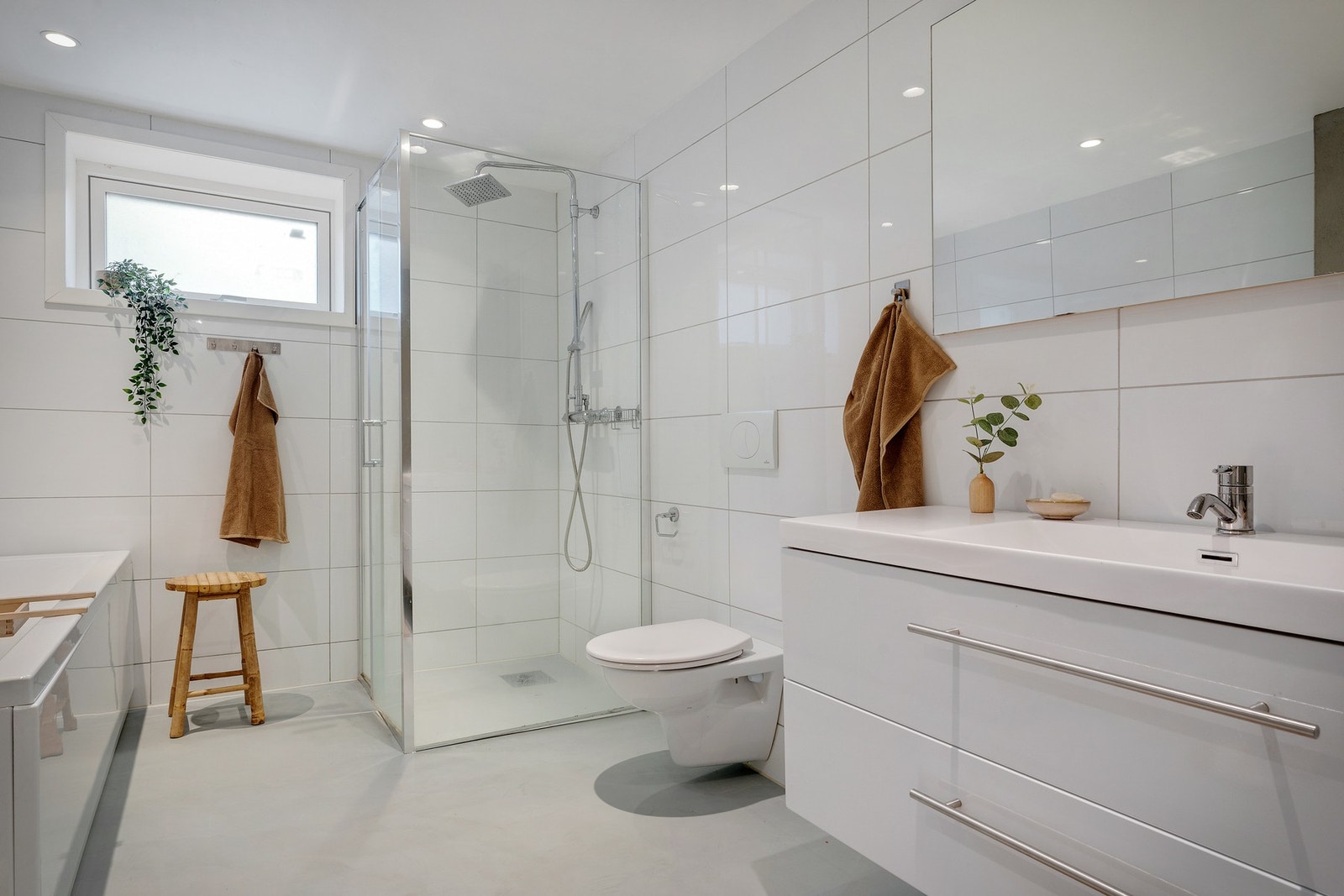 Hovedbadet er av god størrelse og har microsement med elektriske varmekabler på gulv Galleribilde