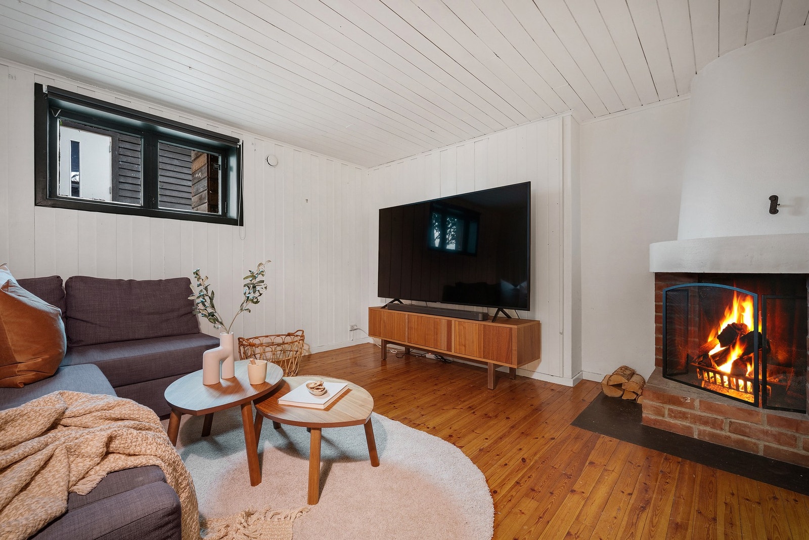 Egen TV-stue i underetasjen med peis Galleribilde