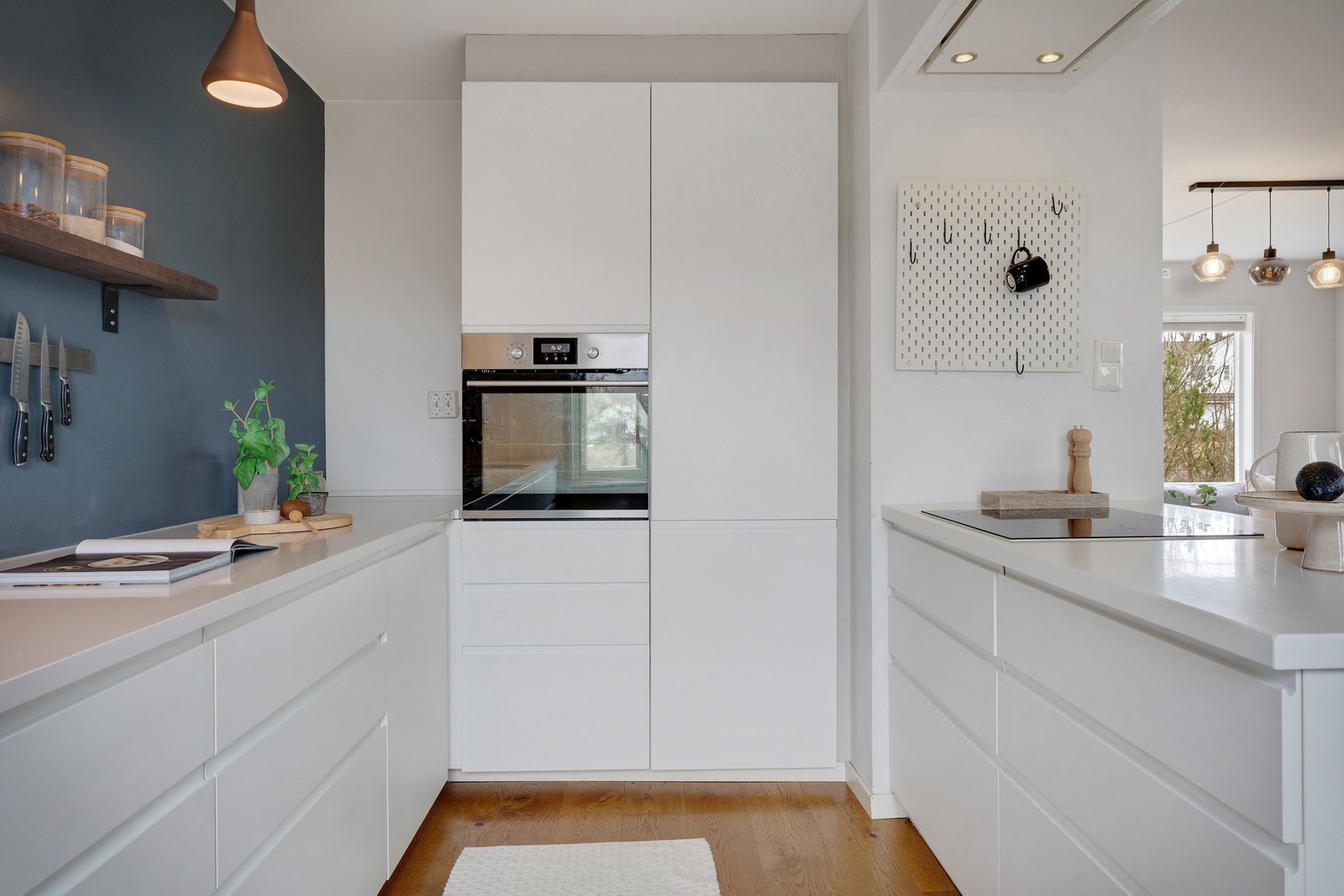 Integrerte hvitevarer som medfølger handel, legg merke til stekeovnen som er praktisk plassert i arbeidshøyde Galleribilde