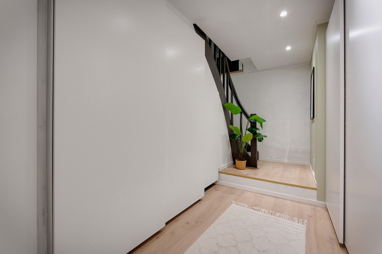 Videre tar vi oss ned i underetasjen, legg merke til garderobskap Galleribilde