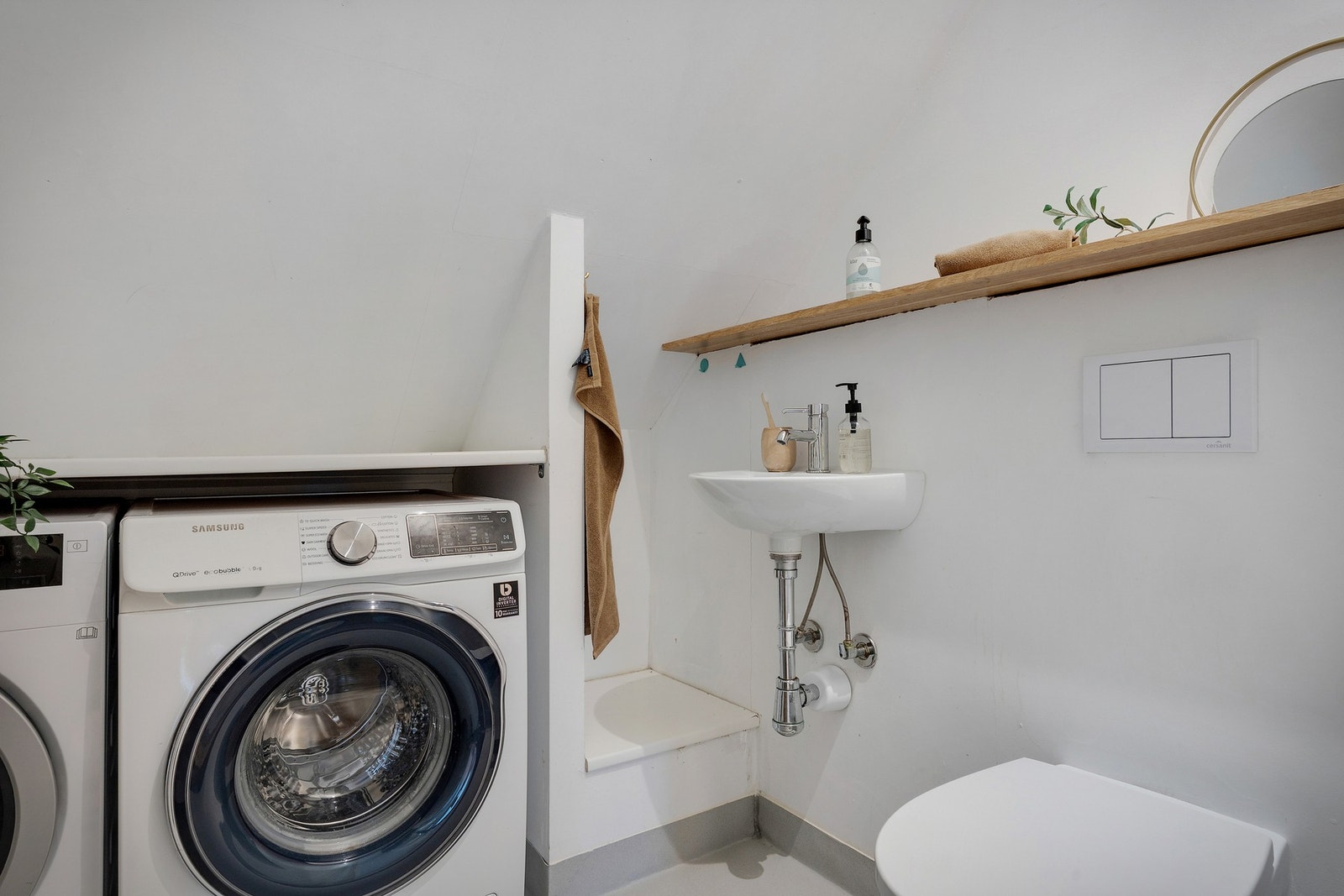 Toalett- og vaskerom i boligens andre etasje Galleribilde