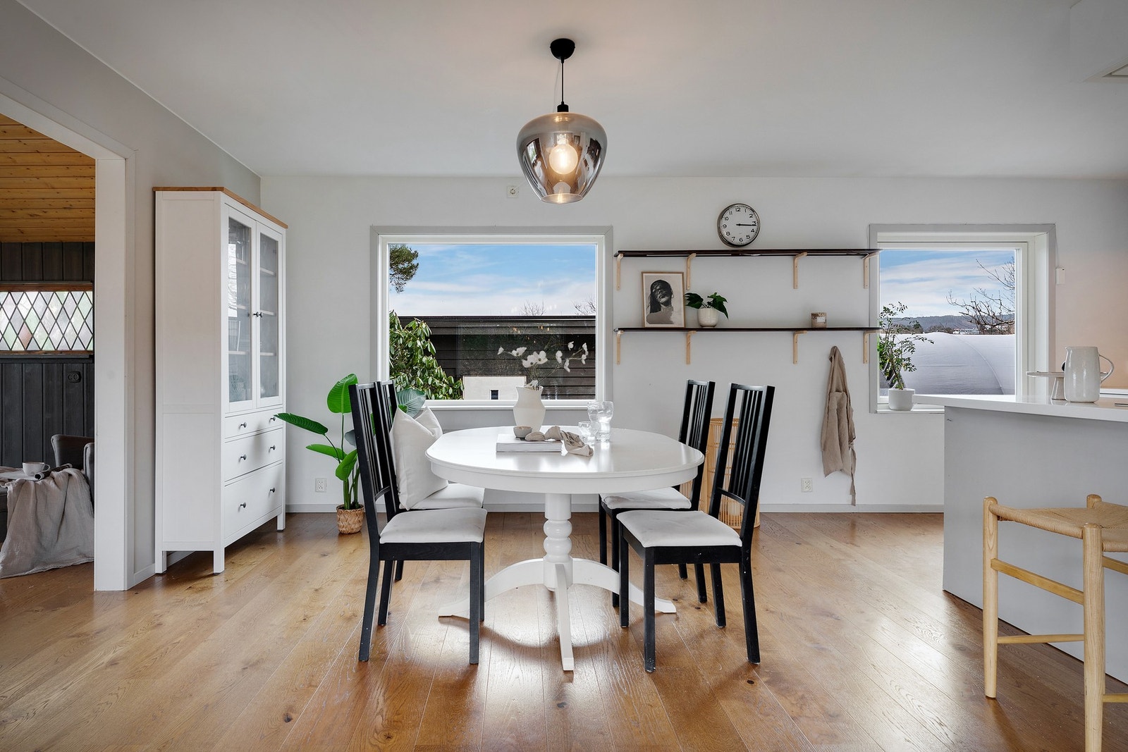 Gulvet er belagt med pen 1-stavs eikeparkett Galleribilde