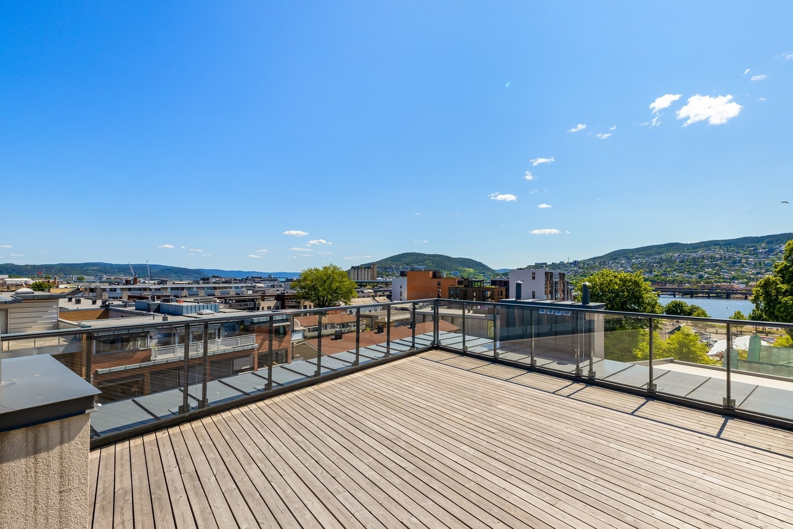 Fra takterrassen er det fantastisk utsikt ut over Drammen. Galleribilde