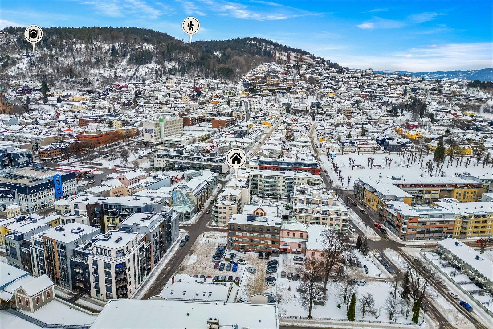 Det er kort vei til Bragernesåsen og marka med flotte turterreng og oppkjørte skiløyper. Åspaviljongen og Spiralen i kort turavstand. Galleribilde