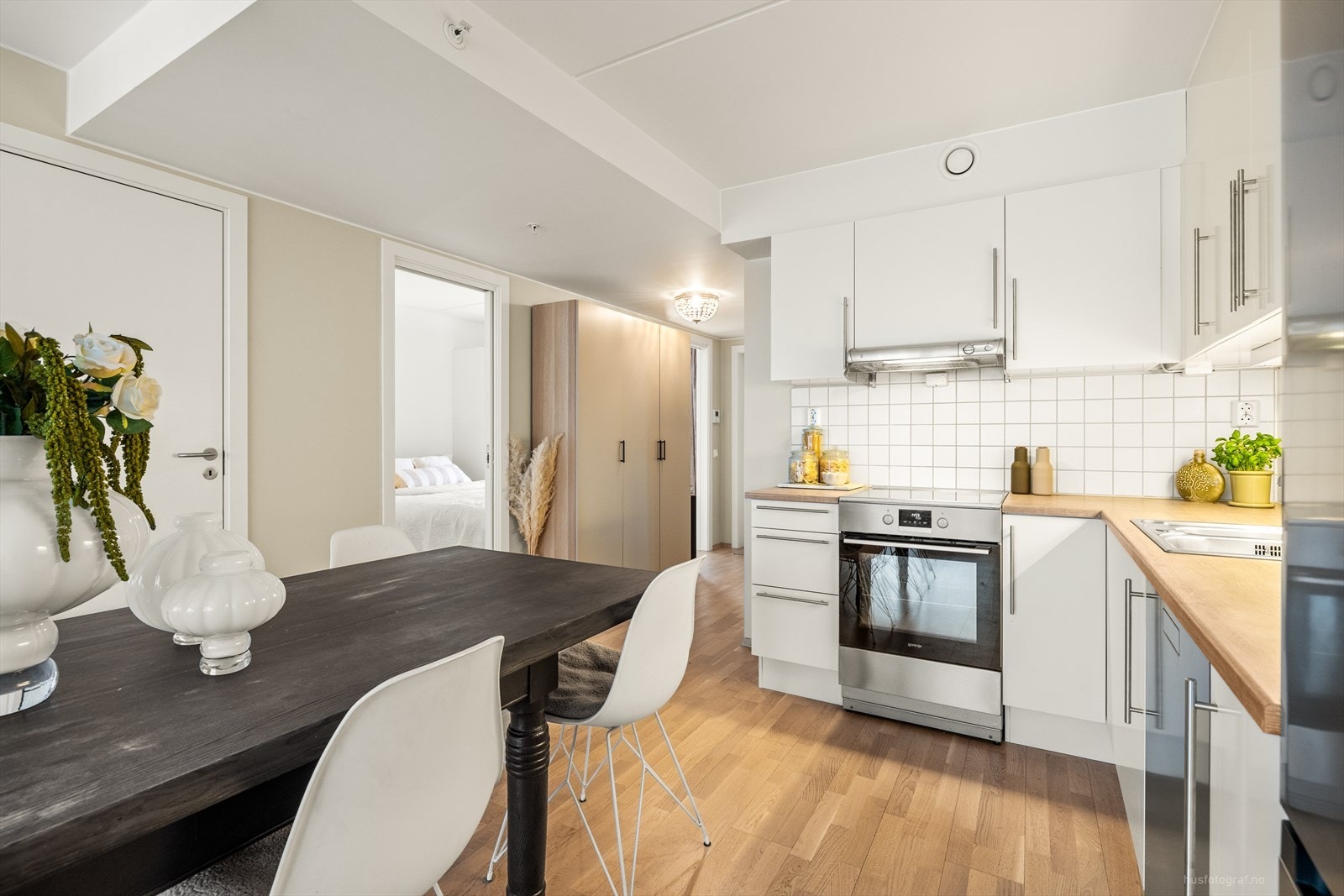 Det er plass spisebord ved kjøkkenet. Galleribilde