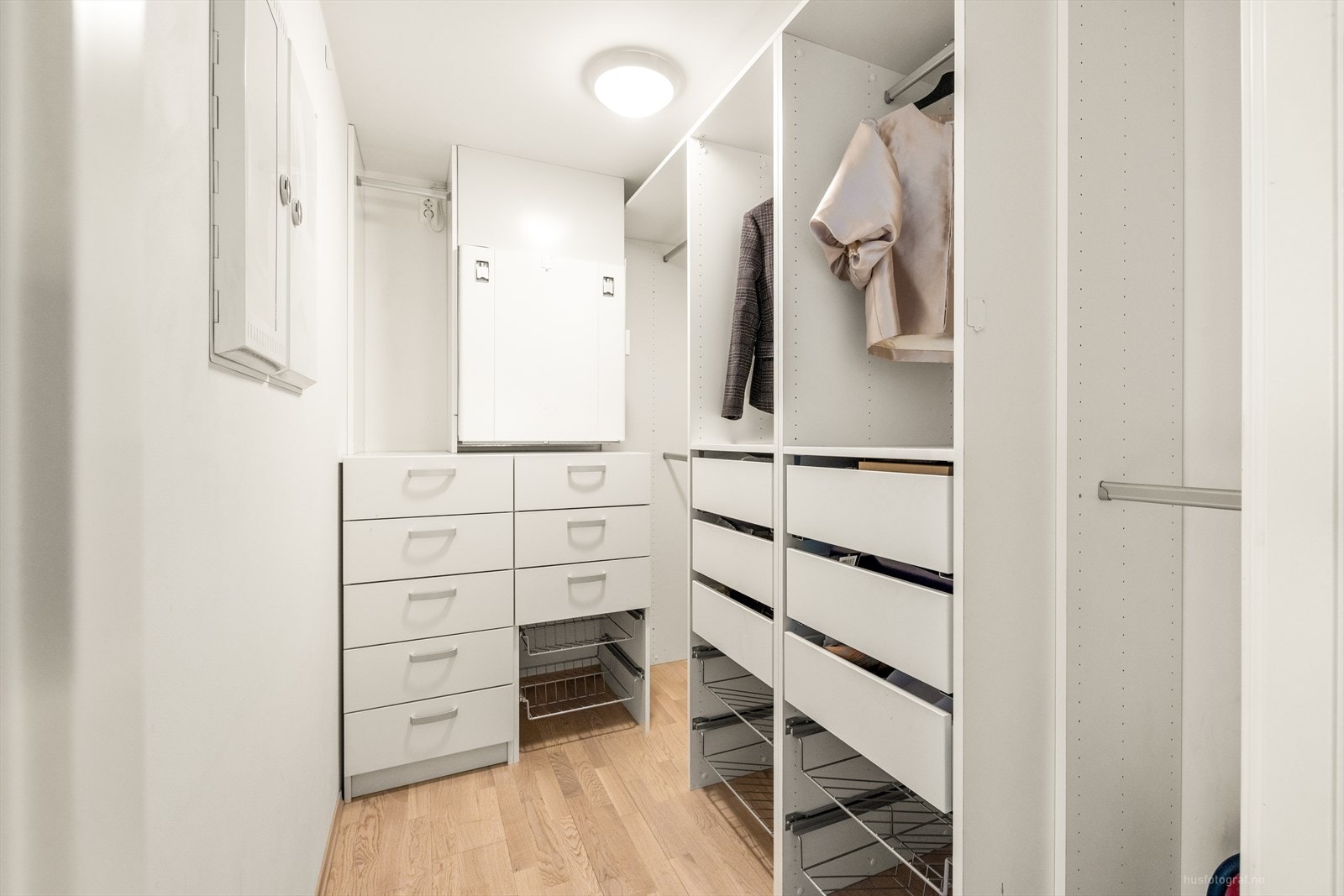 Leiligheten har en Walk-inn garderobe med hyller, skuffer og plass til å henge fra seg. Galleribilde