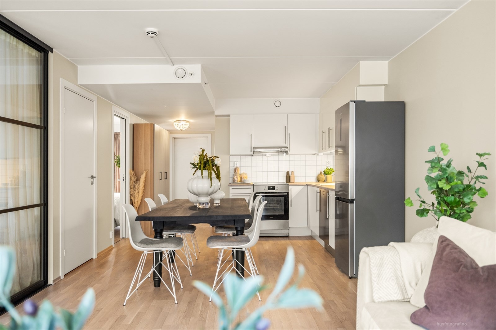 Leiligheten har eik parkett på gulv og malt gips på vegger. Galleribilde