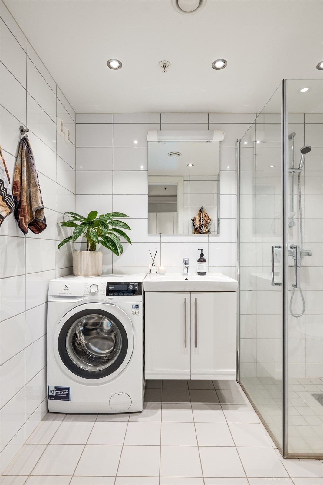 Badet har opplegg til vaskemaskin og tørketrommel. Galleribilde