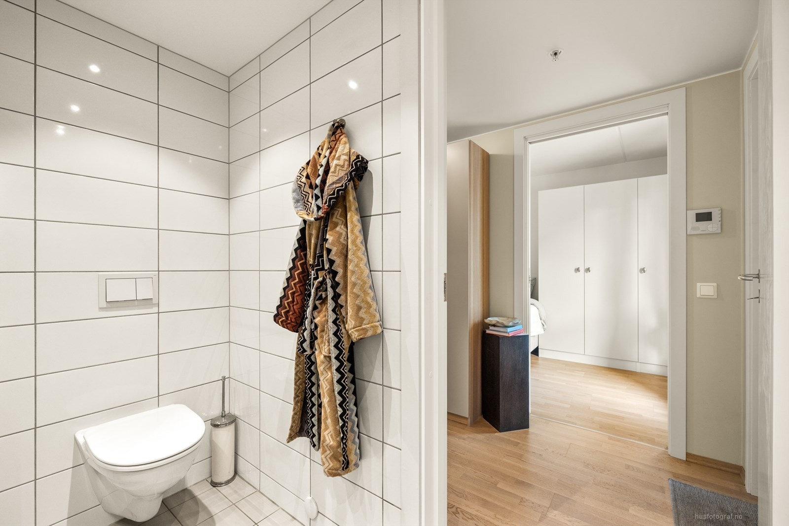 Det er spotter i taket og opplegg for vaskemaskin. Galleribilde