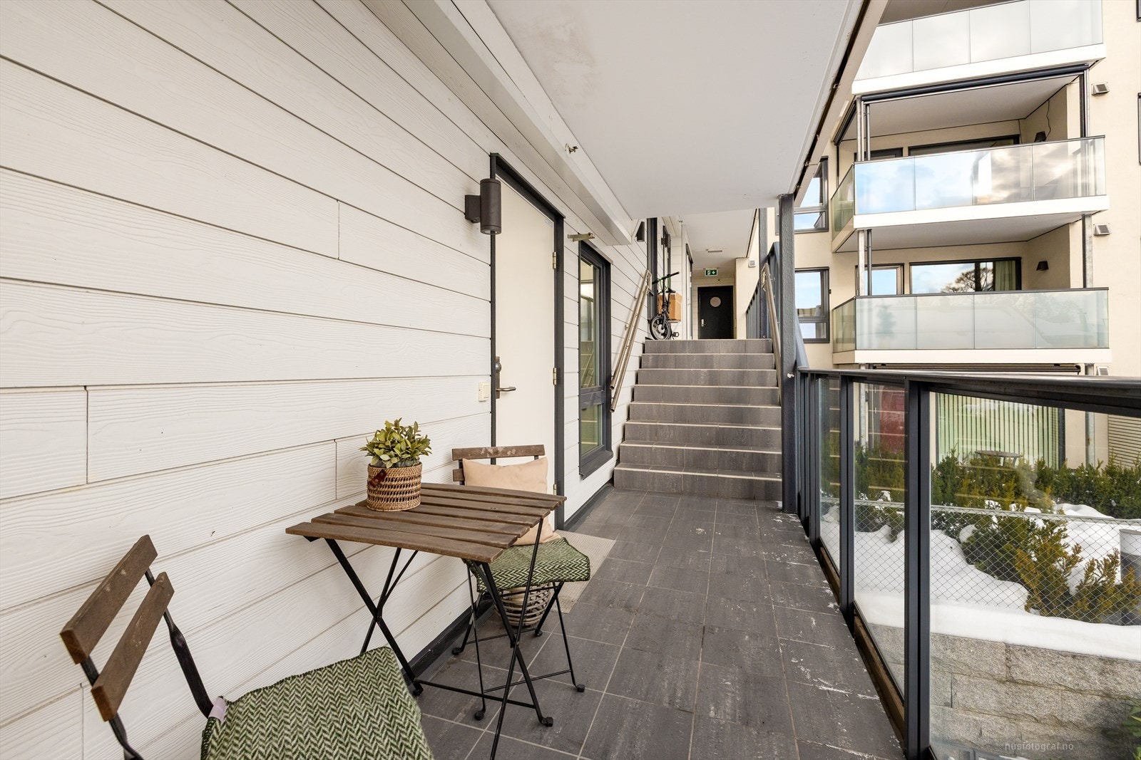 Ved inngangspartiet er det plass til to stoler og et bord. Galleribilde