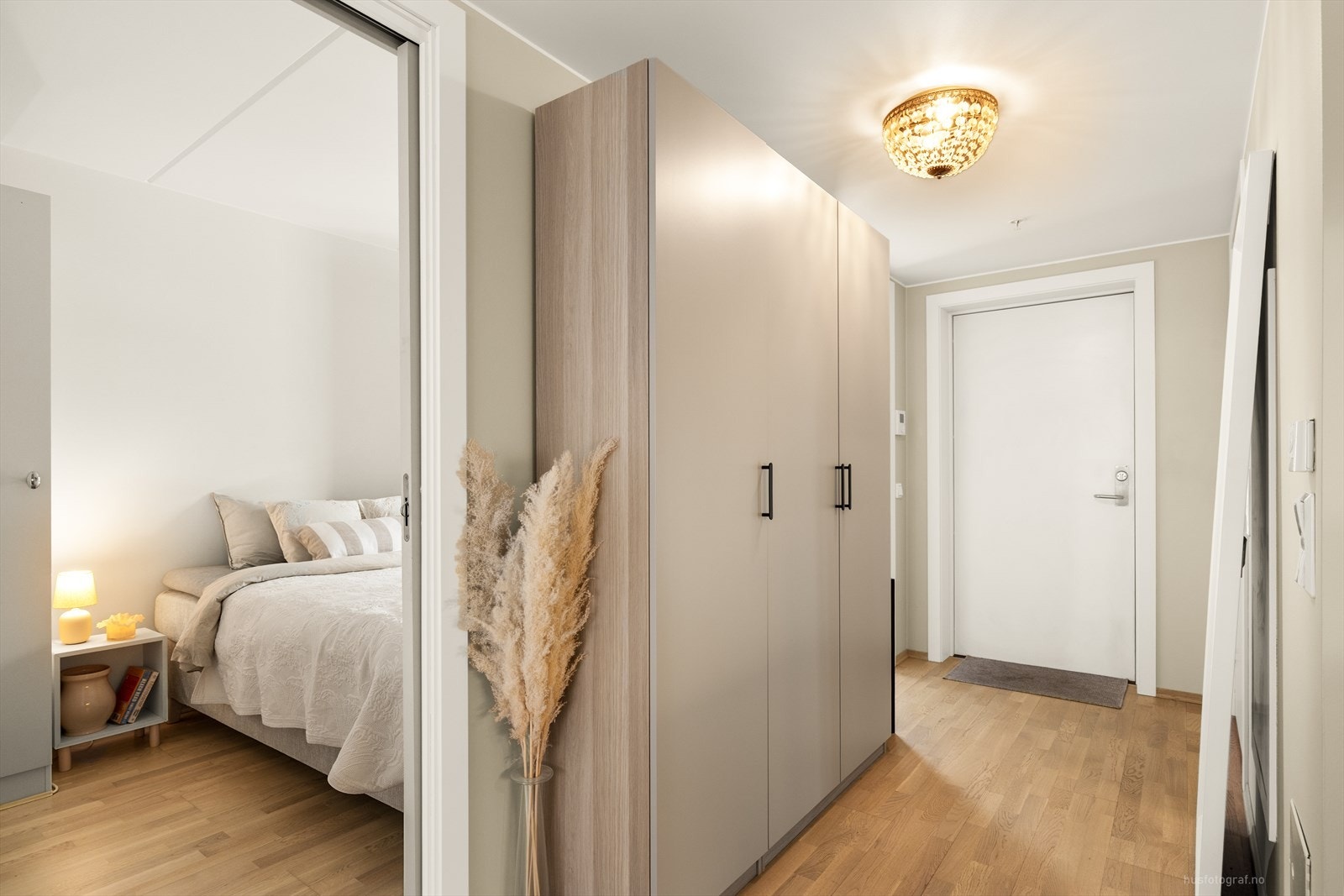 I gangen er det stort garderobeskap for god mulighet for å henge fra seg yttertøy. Galleribilde