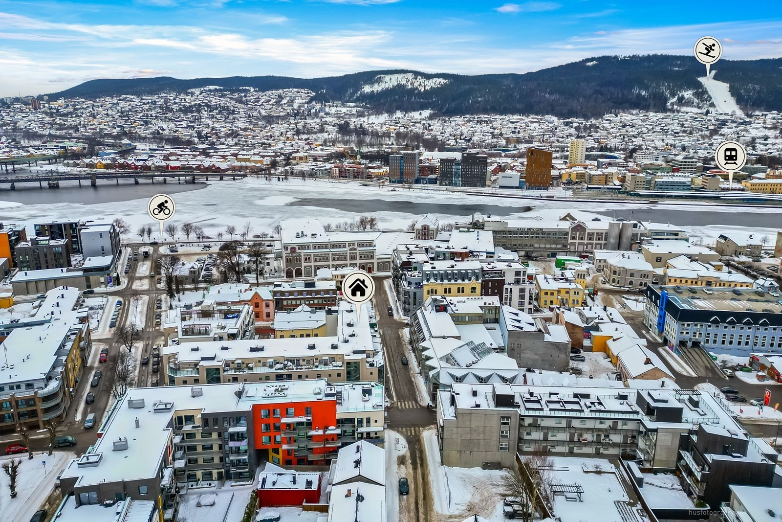 Elvebredden byr også på fine turmuligheter langs begge sider av Drammenselva. Flotte sykkelveien, Drammen togstasjon og Haukås bakken finner man på den andre siden av elva. Galleribilde