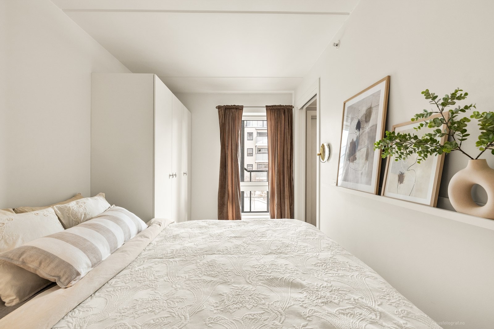 Leiligheten har et soverom og en innredet sovealkove. Her er det god plass til dobbeltseng, nattbord og garderobeskap. Galleribilde