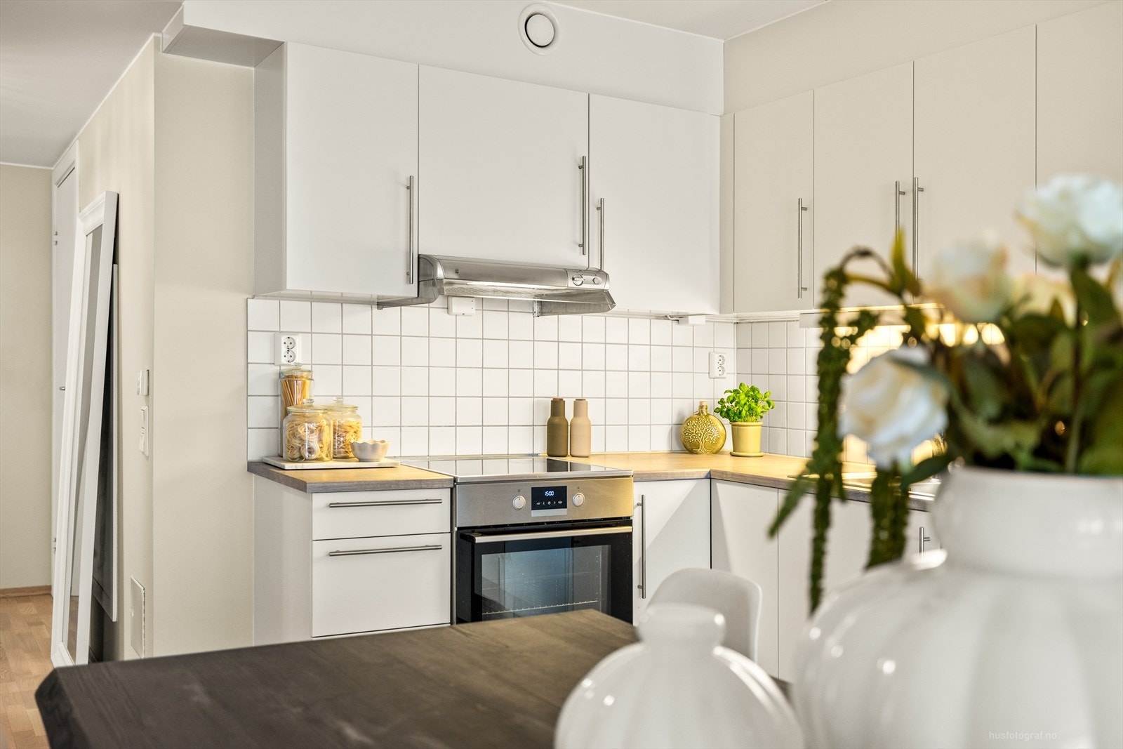 Her er det muligheter for å lage mat samtidig som man er med i samtalen i rommet. Galleribilde