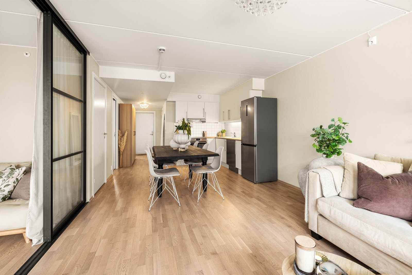 Den åpne løsningen mellom stue og kjøkken gir en god romfølelse. Galleribilde