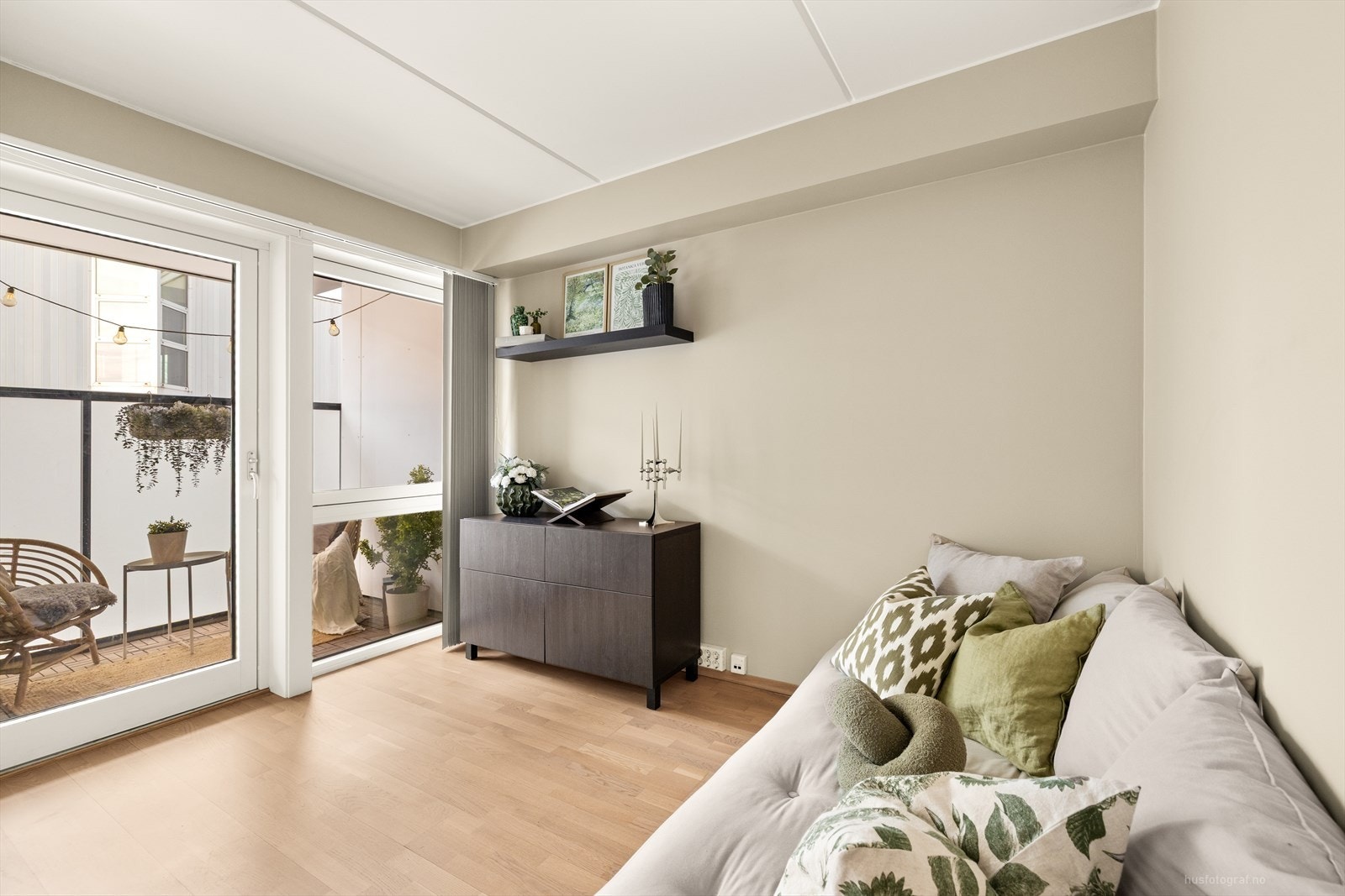 De store vinduene slipper inn mye naturlig lys. Galleribilde