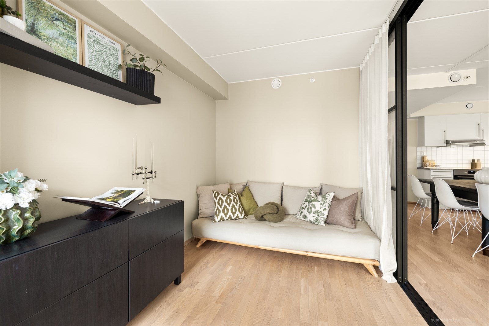 Fra stuen er det inngang til en sovealkove, som i dag blir brukt som en ekstra stue. Galleribilde