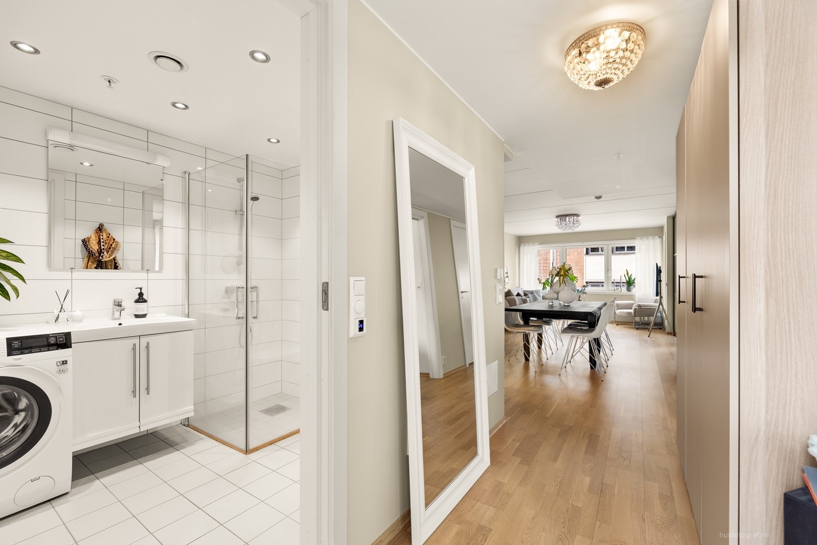 Fra gangen er det inngang til bad og videre inn til stue. Galleribilde