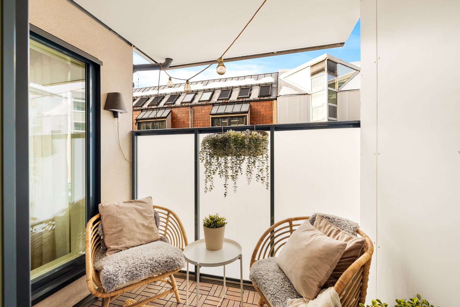 Her er det plass til to stoler og et bord. Galleribilde