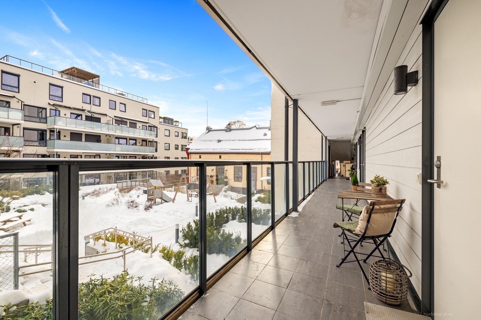 Fra svalgangen er det utsikt ut mot fellesområdet. Borettslaget har et svært hyggelig atrium med grøntareal, lekeplass og sittegrupper. Galleribilde