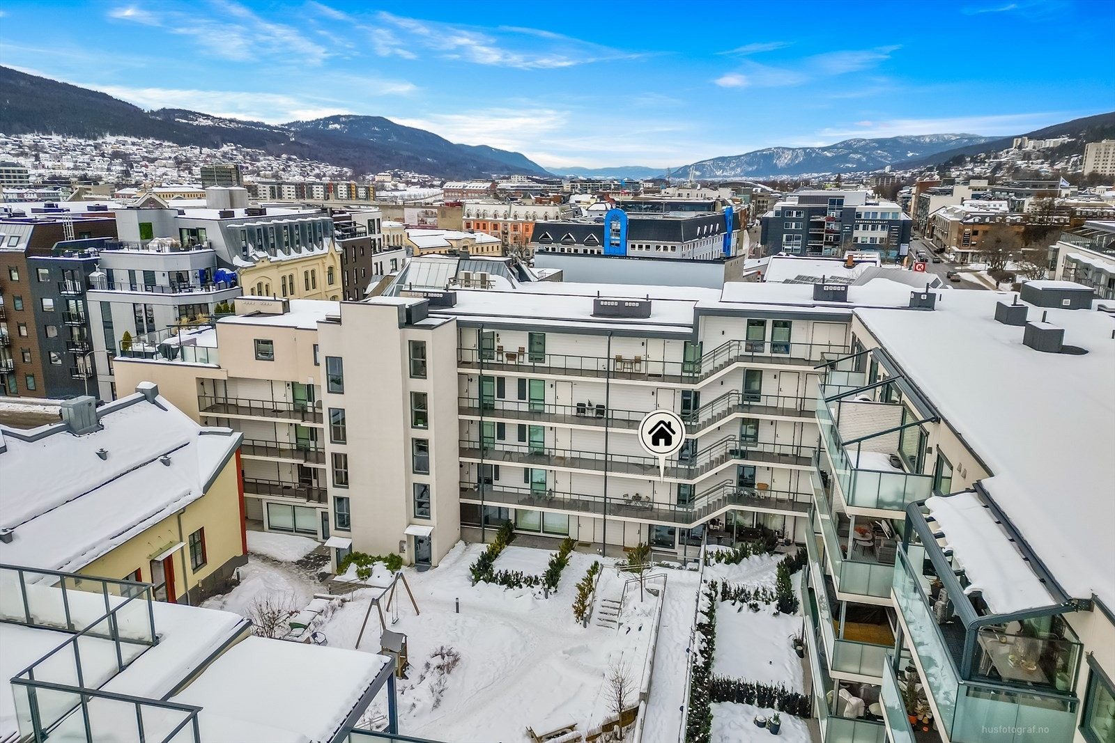 Leiligheten ligger i 2. etasje i Losjeplassen sentralt i Drammen. Galleribilde