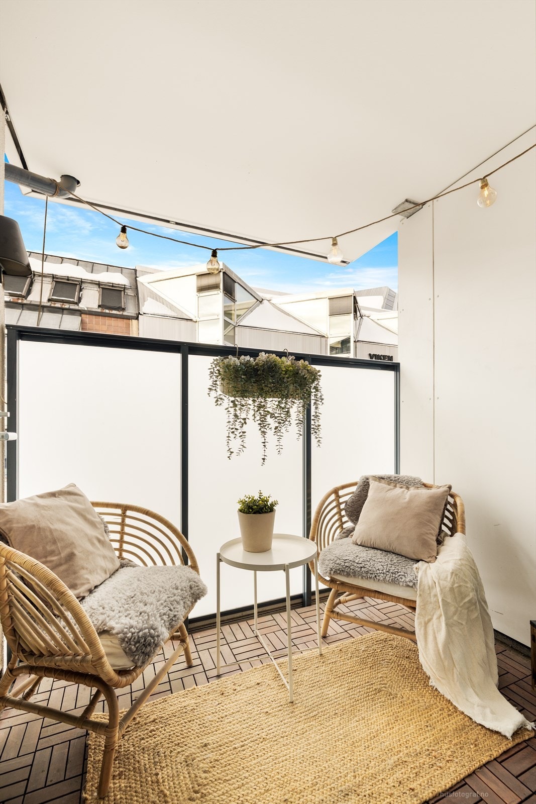 Fra stuen er det utgang til en overbygget balkong. Galleribilde