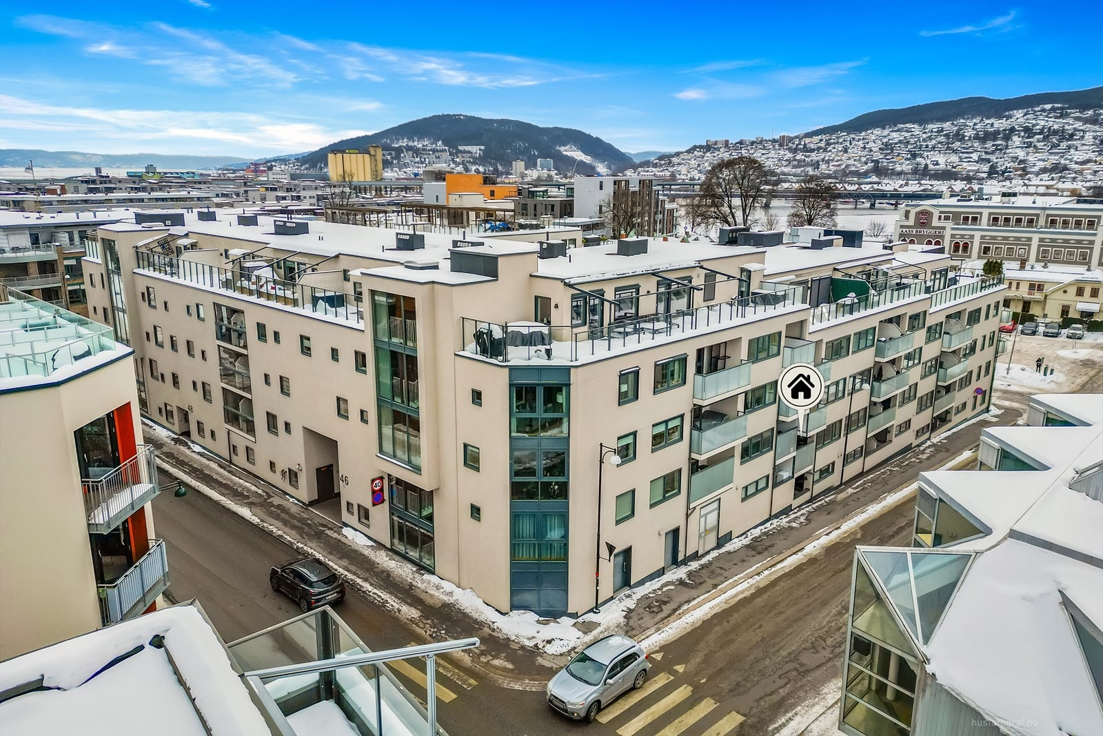 Svært sentralt og fint beliggende leilighet med få minutters gange til Bragernes torg. Her finner man Drammen Rådhus, Bragernes torg, byens kinosenter, Drammens teater og en rekke cafeer og restauranter. Galleribilde