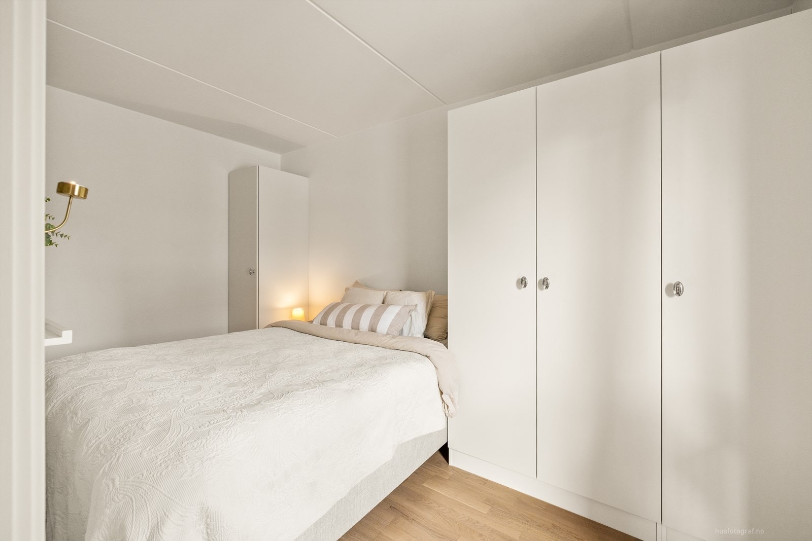 Her er det god plass til oppbevaring i garderobeskapet. Galleribilde