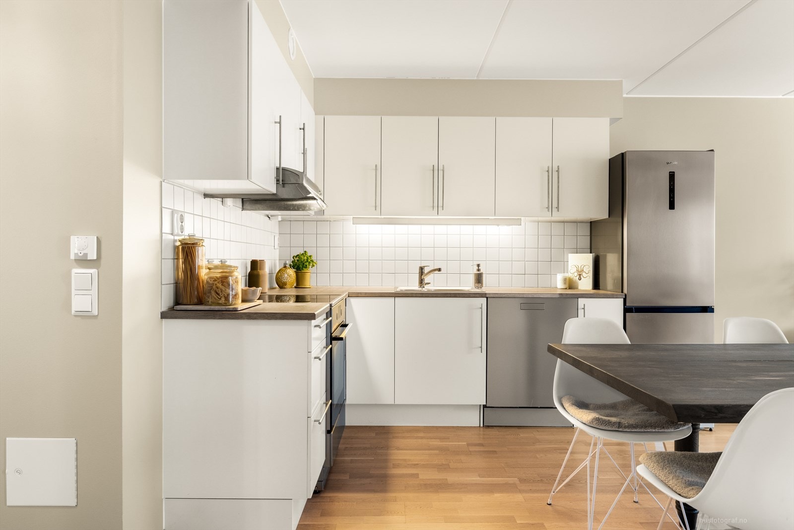 Det er frittstående kjøl/fryseskap, oppvaskmaskin og komfyr. Godt med skapplass over og under benken. Galleribilde