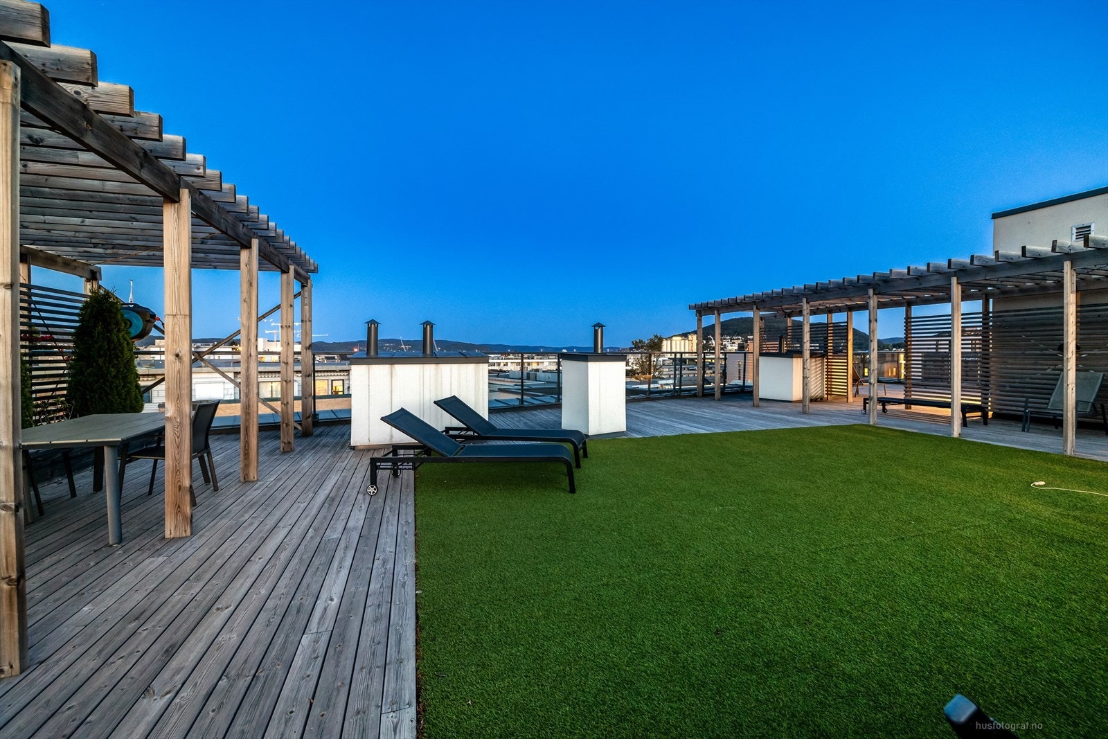 Ønsker man en fantastisk utsikt og gode solforhold hele dagen har man også en flott felles takterrasse. Galleribilde