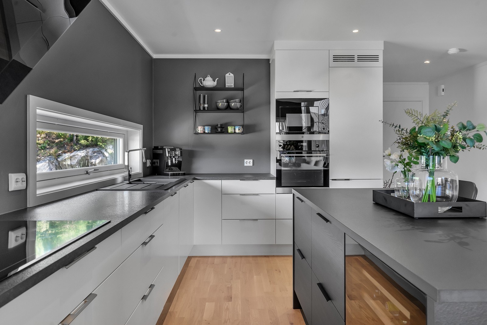 Rikelig med både skap og benkeplass Galleribilde