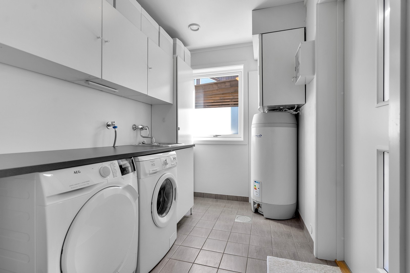 Praktisk vaskerom med dør ut Galleribilde