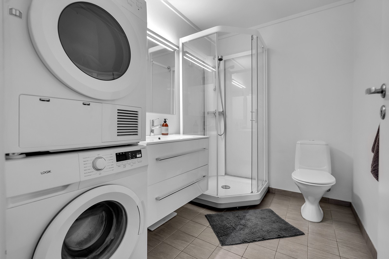 Bad med opplegg for vaskemaskin. Hybel Galleribilde