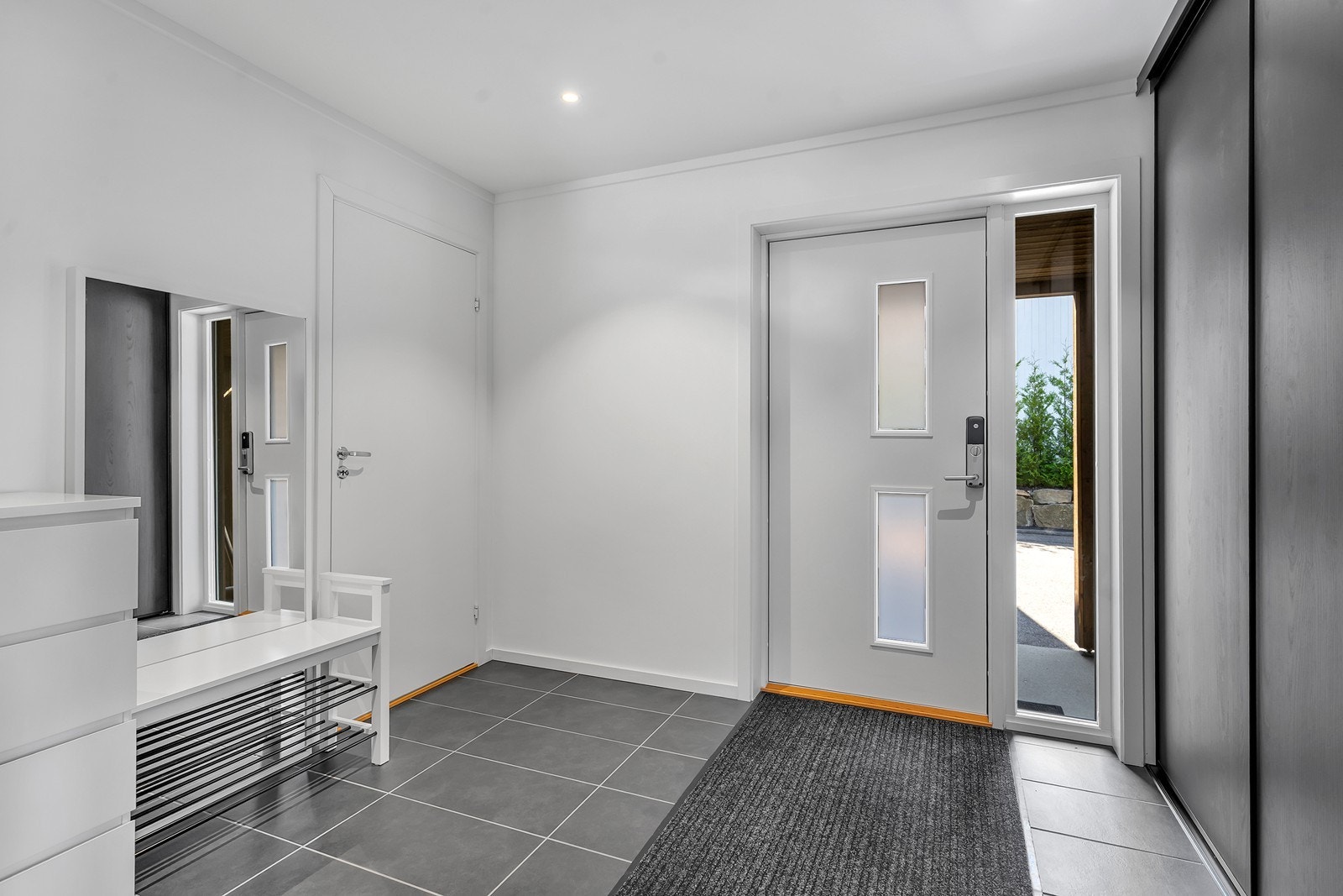 Romslig entré/gang med skyvedørsgarderobe. Varmekabel i gulvet Galleribilde