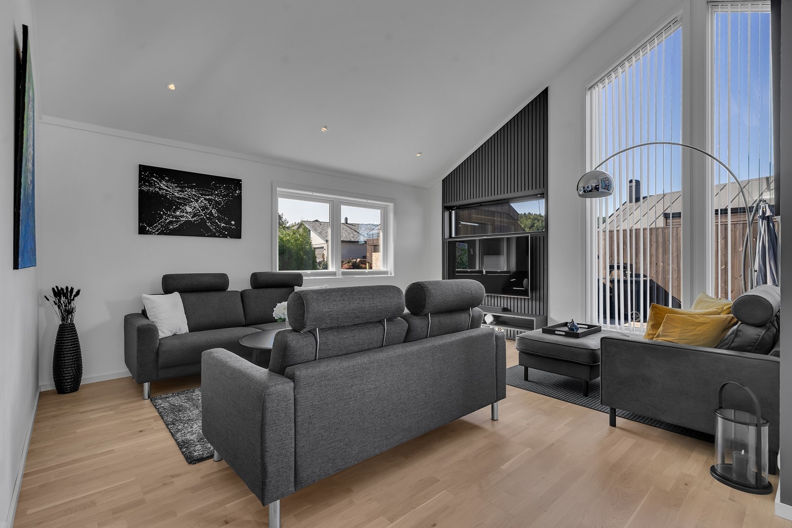 Lys og romslig stue med utgang til stor veranda Galleribilde