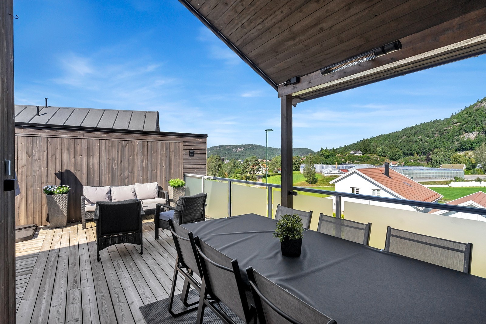 Stor og meget solrik veranda Galleribilde