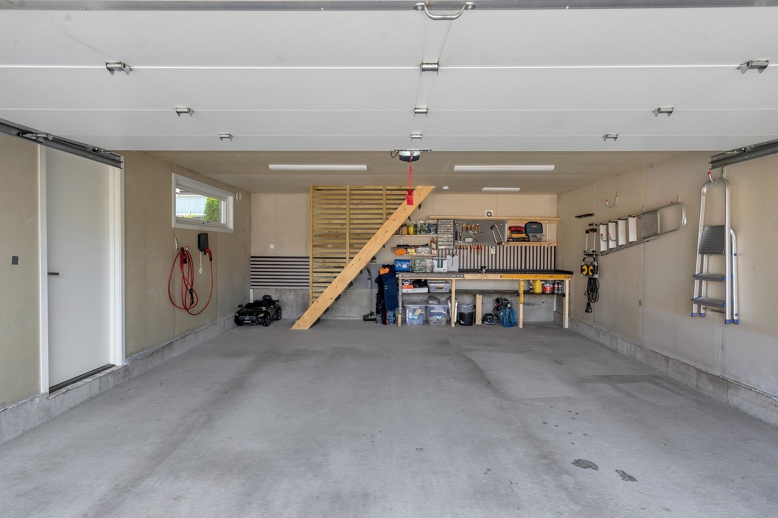 Stor garasje med elbil lader Galleribilde