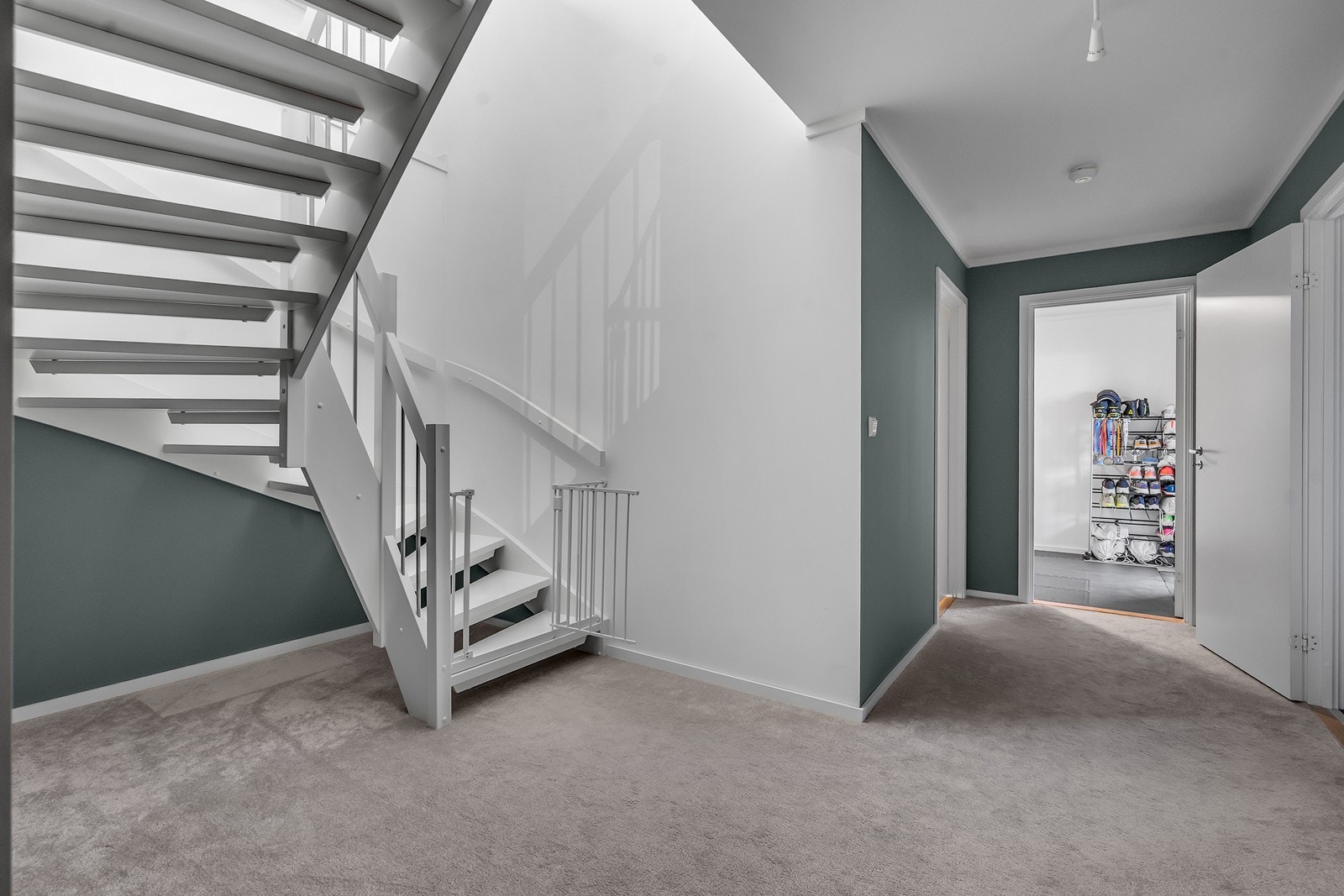 Trapp og hall underetasje Galleribilde